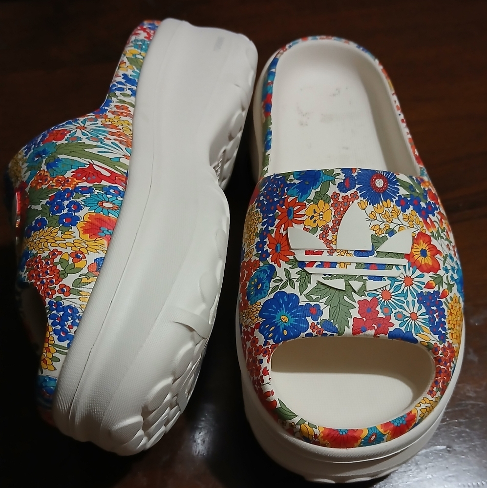 Adidas Clogs - Picture 2 of 9